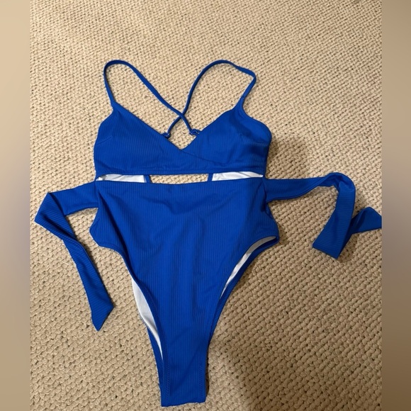 One piece bathing suit size medium - Picture 1 of 2